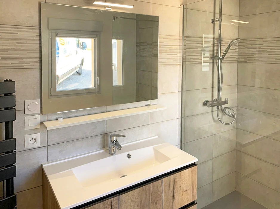 Salle de bain rénovée, moderne et lumineuse