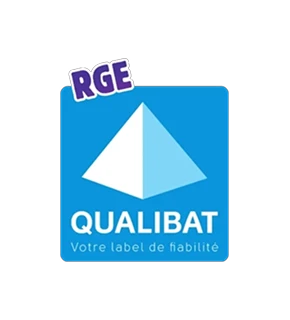 Badge de certification RGE Qualibat apposé sur un document professionnel de qualification