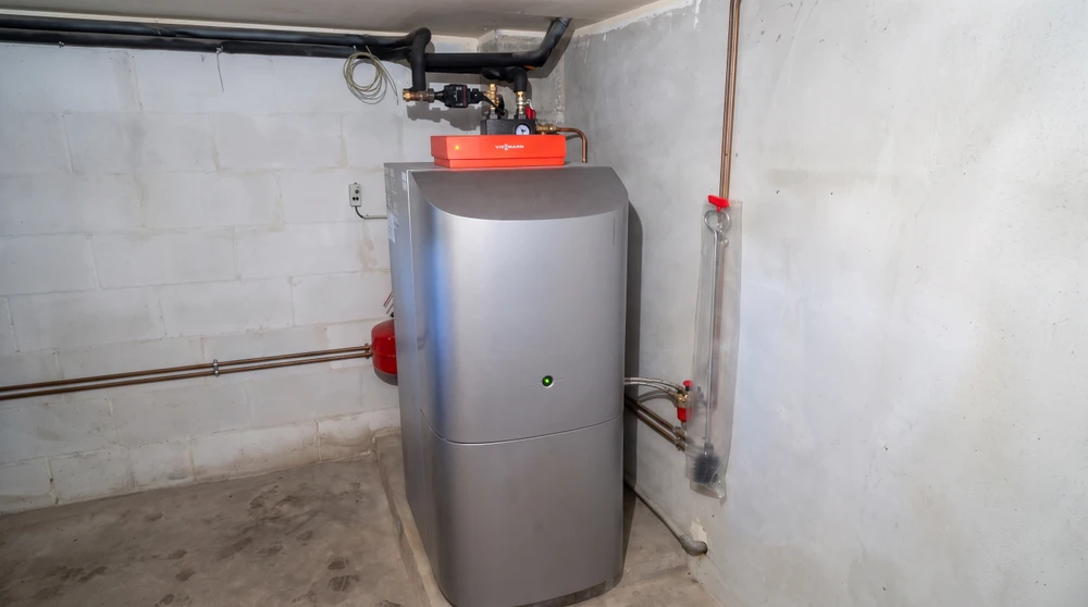 Unité extérieure de pompe à chaleur air/eau installée contre un mur de maison