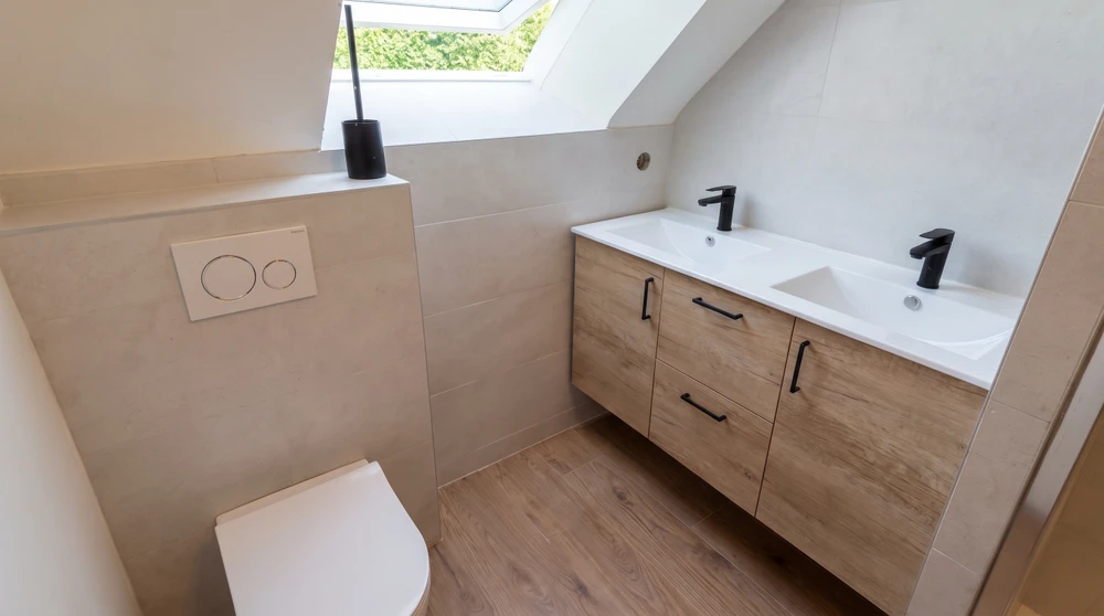 Chaufferie intérieure avec chaudière murale à condensation **Viessmann** en finition blanche, équipée d'un écran tactile de régulation