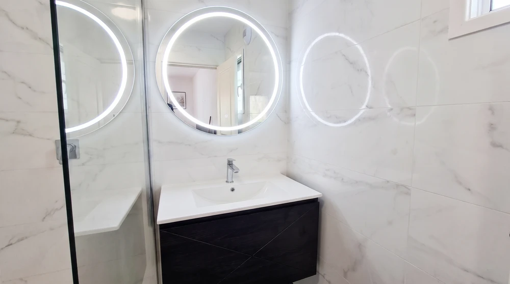 Chaufferie intérieure avec chaudière murale à condensation **Viessmann** en finition blanche, équipée d'un écran tactile de régulation