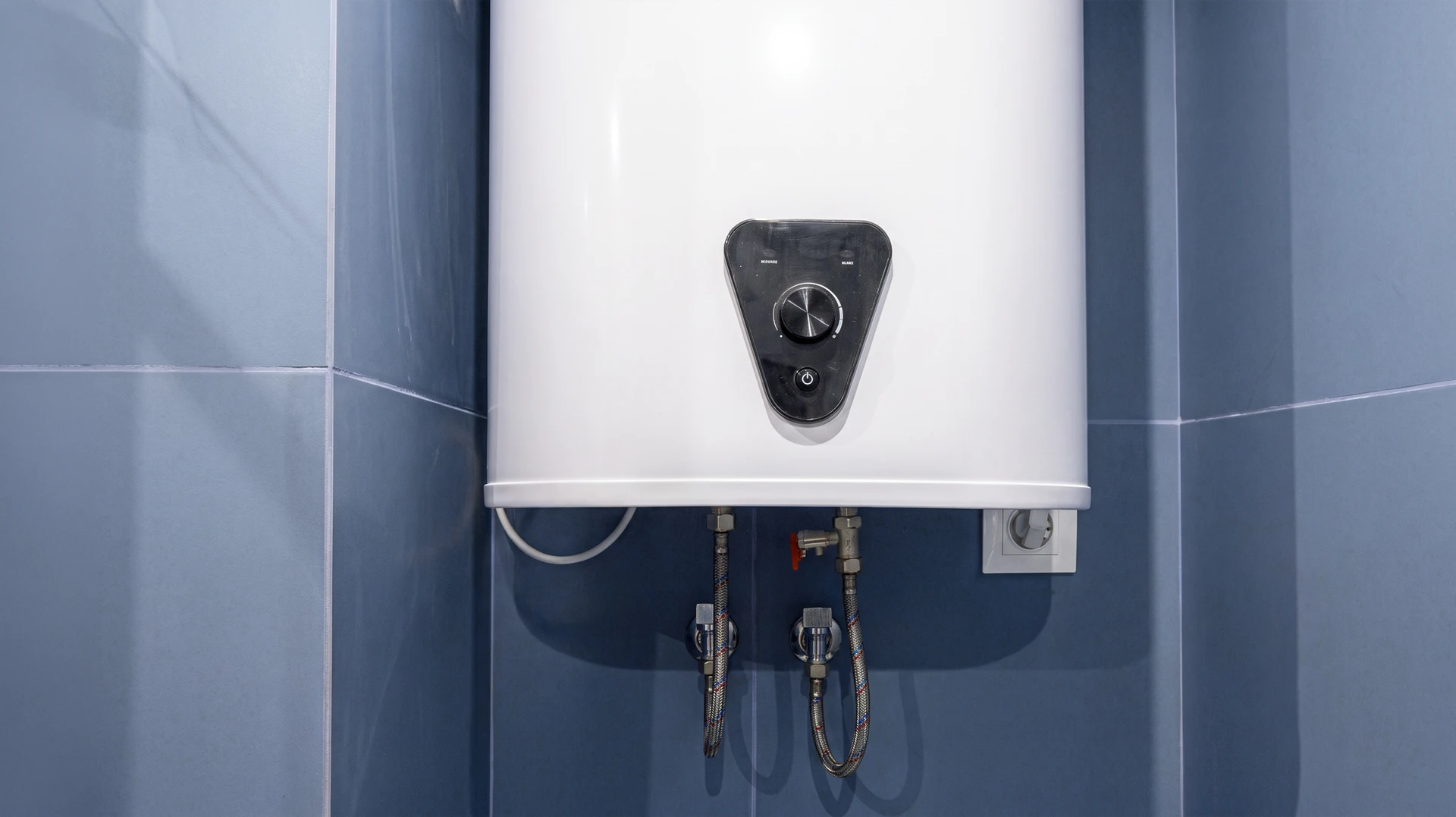Local technique moderne avec chauffe-eau électrique cylindrique blanc, vase d'expansion bleu, collecteur de distribution avec vannes colorées rouge et bleue, tuyauterie cuivre et PER