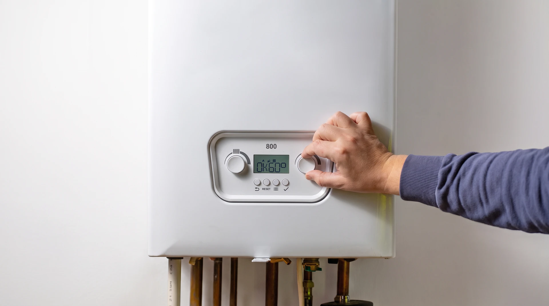 Intérieur d'un local technique avec chaudière murale blanche à gaz condensation