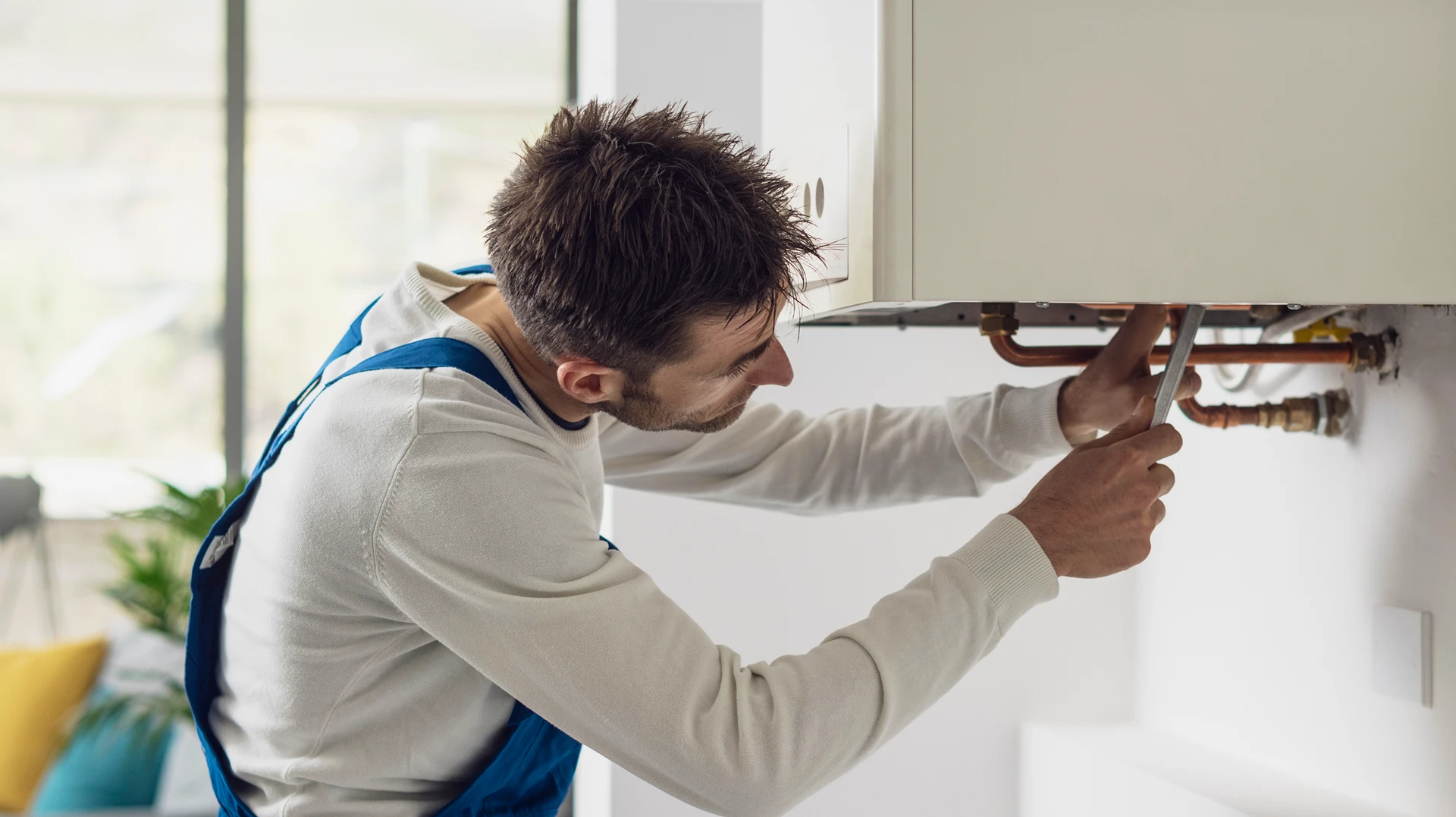 Extérieur résidentiel moderne avec pompe à chaleur air-eau installée sur socle béton devant maison contemporaine